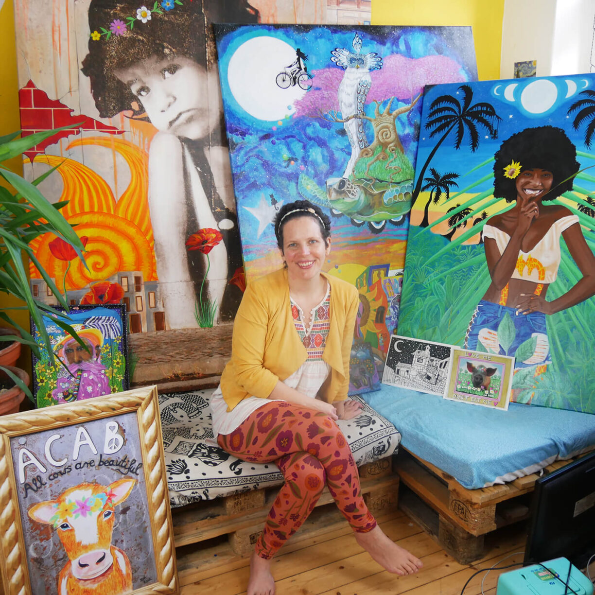 zoé keleti with her paintings